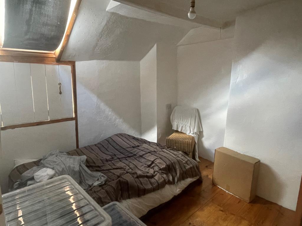 Lot: 27 - COTTAGE FOR IMPROVEMENT - Further bedroom located on the first floor